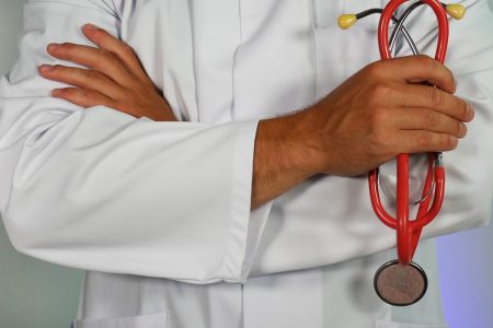 Lekarz EsteDerm z czerwonym stetoskopem